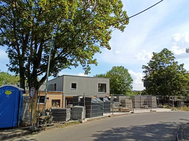 Die Aufnahme vom Montag dieser Woche zeigt das Dilemma: Am neuen Kindergarten in Oedekoven wird erkennbar nicht gearbeitet. Die Eröffnung wird sich weiter verzögern.  | Foto: Redaktion Schaufenster