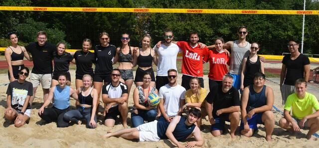 Paradiesvögel unter den Sportlern: die Beach-Volleyballer.  | Foto: Mülhausen