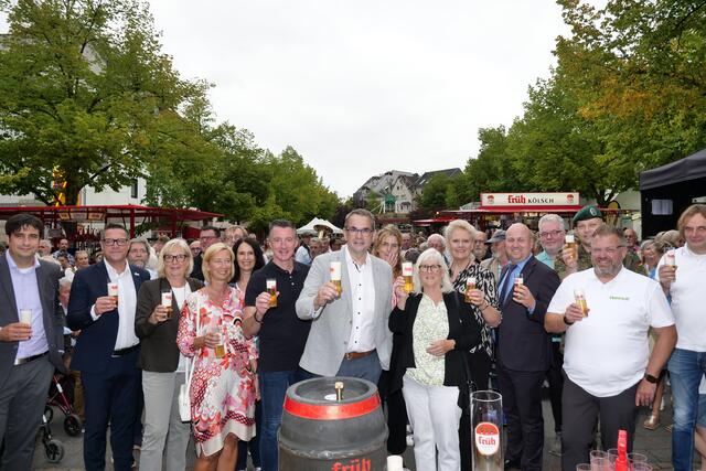 Fröhliche Eröffnung des Siegburger Stadtfestes auf dem Marktplatz, der goldenen Meile.  | Foto: Woiciech