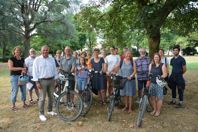 Die Gewinnerteams gemeinsam mit Leichlingens Bürgermeister Frank Steffes (vorne, links).  | Foto: Stadt Leichlingen