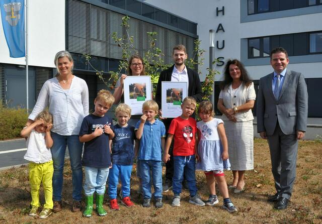 Verleihung des Klimaschutzpreises, hinten von links: Birgit Kowollik, Christina Unkelbach, Maximilian Mund, Lydia Bauer und Bürgermeister Holger Jung gemeinsam mit Kindern der städtischen inklusiven Kita Steinbüchel.  | Foto: Stadt Meckenheim