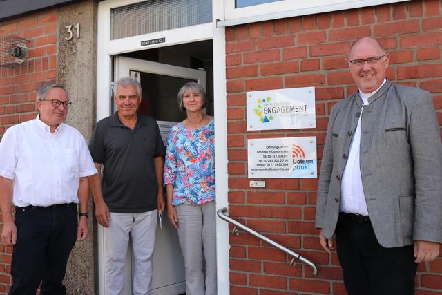 Bringen den MediPunkt gemeinsam auf den Weg: (V.li.n.re.) Dr. Peter Wolf, Dr. Iphraim Hassan, Regina Flackskamp und Pfarrer Hermann Josef Zeyen.  | Foto: Kaiser
