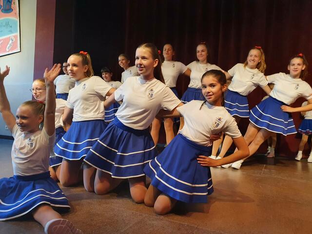 Die Nachwuchstruppe der „Hetdörper Mädche un Junge“, die Tanzgruppe „Ströppcher“, eröffneten den „Rheinischen Abend“ in der Stadthalle, mit dem der Verein „Ex 3-G“ ehemaliger Dreigestirne die Wartezeit bis zum Sessionsstart verkürzen wollte.  | Foto: Gabi Knops-Feiler