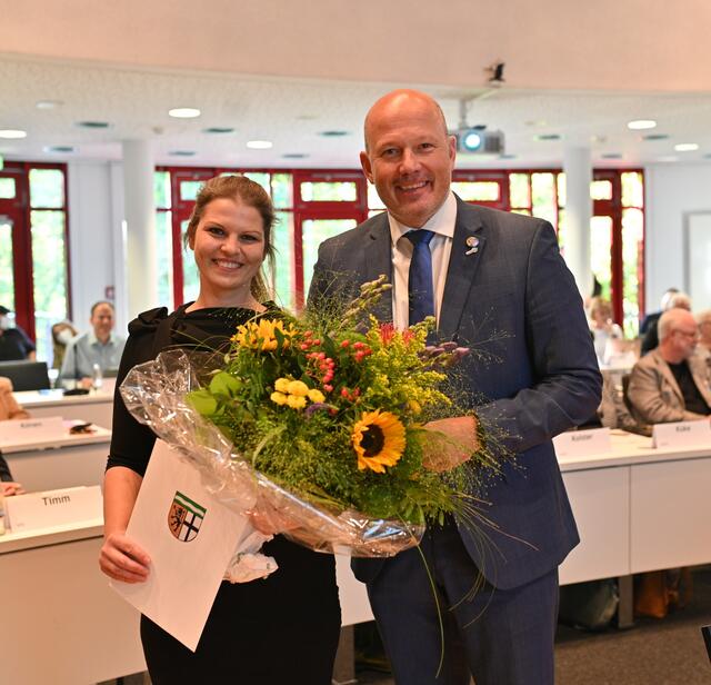 Im Rahmen der  jüngsten Kreistagssitzung wurde die Elsdorferin  Laura Schlott aufgrund  ihres  mutigen  Handelns am  Tag der  Flutkatastrophe von Landrat Frank Rock ausgezeichnet.  | Foto: Rhein-Erft-Kreis