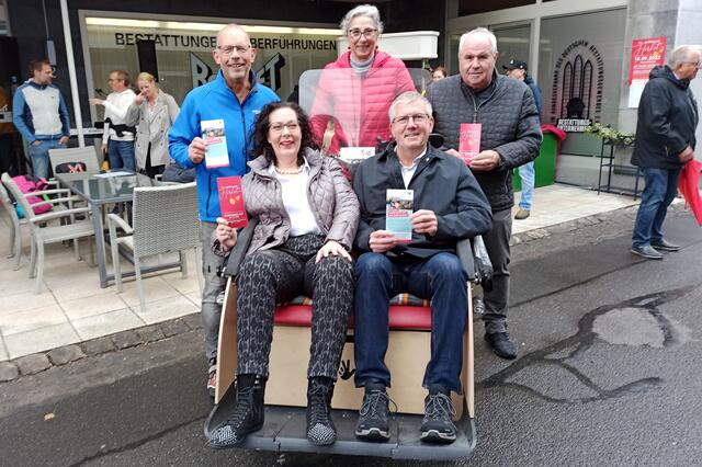 Umweltfreundlich durch Hersel: Die beiden Piloten Lothar Flügge und Mechthild Werner präsentierten mit Ortsvorsteher Toni Breuer (von links stehend) gemeinsam mit Yvonne Bovelet und Christoph Becker die Rikscha von Sankt Angela.  | Foto: fes