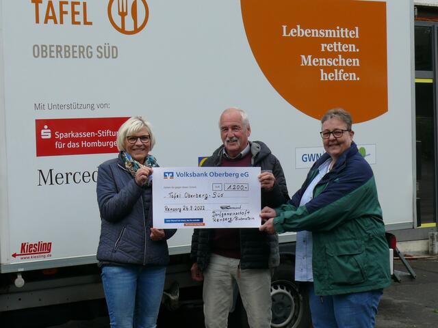 Für die Dorfgemeinschaft Remperg/Bieberstein überreichten Verena Preis (r.) und Hans Sommer den Spendenscheck an Liane Althoff. | Foto: Ute Sommer