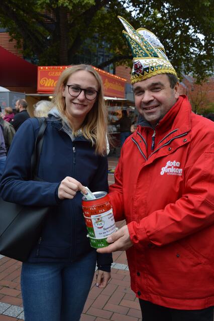 Unterstützung bei den Karnevalisten für sein Anliegen holte sich Kurt Krefft, Vorsitzender ADFC Leverkusen, der für bessere Radwege in Leverkusen kämpft (von links): Bernd Schaffarczik, FLK-Zugleiter,  Harald Spanner, Präsident Altstadtfunken Opladen,  Marijo Klassic, designierter Prinz,  Kurt Krefft, Uwe Thal, 1. Vorsitzender Rote Funken und Prinzenführer Dieter Thomas.  | Foto: Ursula Willumat