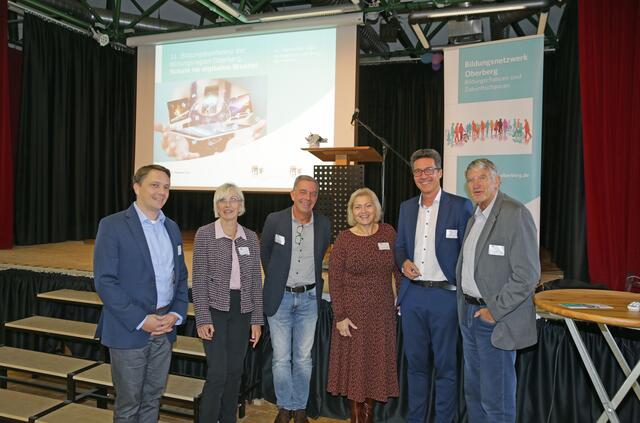 Ulrich Nachtkamp, Anke Koester, Thomas Gunkel (Schulamtsdirektor Oberbergischer Kreis), Myrle Dziak Mahler, Boris Preuss und Vize-Landrat Professor Dr. Friedrich Wilke (v.l.). | Foto: OBK