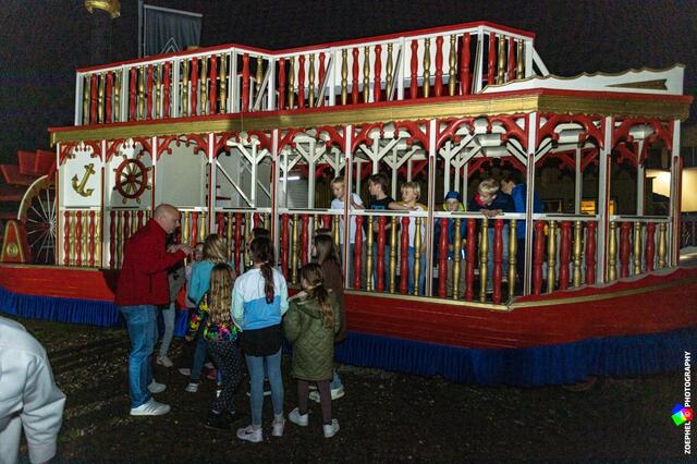 Mädchen durften den Raddampfer der Bedburger Narrenzunft mit Schampus taufen. Er geht am Karnevalssonntag in Bedburg auf Jungfernfahrt. | Foto: Zoephel Fotography
