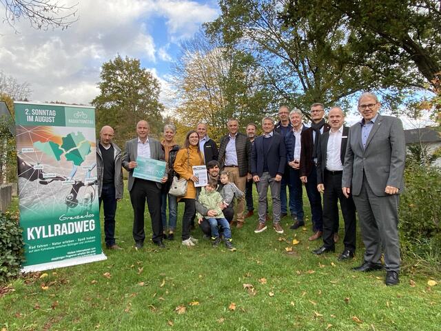 Zur Preisübergabe des Wettbewerbs „Grenzenlos Kyllradweg“ trafen sich Veranstalter, Organisatoren und Gewinner jetzt in Jünkerath.  | Foto: Svea Kiesel / Kreis Euskirchen