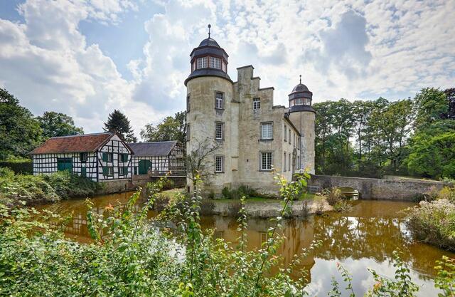 Die Schallenburg in Schwadorf: 60.000 Euro gab es für die Restauration der Vorburg.  | Foto: Deutsche Stiftung Denkmalschutz