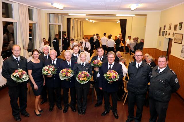 Nach zwei Jahren Pause wieder Ehrungen und Beförderungen: Eckhard Gran, Larissa Weber,  Wilfried Fischer, Reinhard Wirths, Heribert Wagener, Christoph Mach, Ricarda Wehling, Daniel Funke, Klaus Knieper, Andre Wendeler, Sebastian Pack (v.l.).             | Foto: Jürgen Sommer
