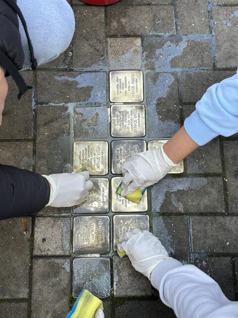 Bergheimer Schüler nahmen sich anlässlich des 84. Jahrestages der Reichspogromnacht während des Schultages Zeit und reinigten die Stolpersteine im Bergheimer Stadtgebiet.  | Foto: Stadt Bergheim
