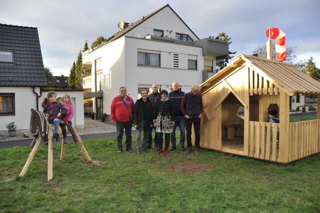 Über das Forscherhaus als gelungenes Gemeinschaftsprojekt freuten sich mit den Kindern der Siedlung: (von links) Dr. Ulrich Liebetrau, stellv. Bezirksbürgermeister, Ulrich Hammer Fachbereichsleiter Stadtgrün, Matthias Itzwerth vom Bezirk II, Yvonne Pfeiffenschneider und Udo Flöper vom Siedlerverein und Prof. Martin Denecke von der Offenland-Stiftung.  | Foto: Stadt Leverkusen