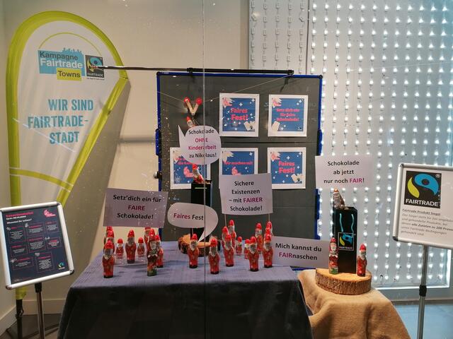 Die „süße Revolution“ der Schoko-Bischöfe in einem Schaufenster in der huma. | Foto: Aktionsgruppe Fairer Handel Sankt Augustin