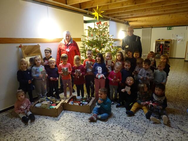 Stolz präsentieren die Kinder ihre Gaben.              | Foto: Familienzentrum
