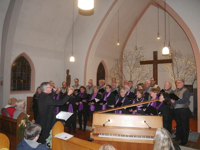 Die Germania-Chöre Schladern ließen es musikalisch in der Katholischen Kirche in Schladern vorweihnachtlich warm werden. 
                                                                                         | Foto: Sylvia Schmidt