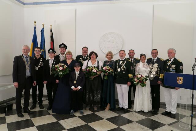 Da glänzte nicht nur die Amtskette von Bürgermeister Dieter Freytag (links) - auch die Vertreter der Schützenbruderschaften und Kyffhäuserkameradschaften kamen mit ihren Ketten zum traditionellen Empfang in den Kapitelsaal. | Foto: Stadt Brühl