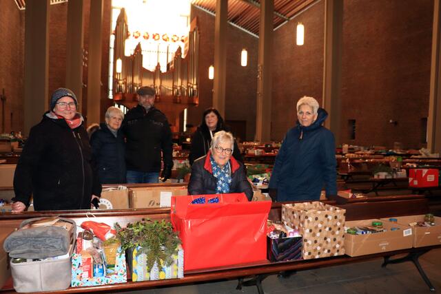 Bis zum Nachmittag konnte das Team der Tafel Kerpen in der Sindorfer Pfarrkirche St. Maria Königin rund 650 Kisten einnehmen, die nach einer Nacht der Zwischenlagerung an die Kunden ausgegeben werden. | Foto: Zingsheim