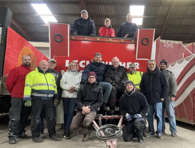 Auch LNZ-Präsident Michael Schmalen (unten 2.v.r.) schauten bei den Wagenbauern vorbei, um sich zu informieren. | Foto: LNZ