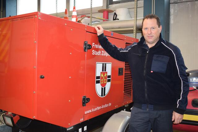 Zu dem Notstromaggregat in der Zülpicher Hauptwache, das Heiko Bensberg, Gerätewart der Zül-
picher Feuerwehr, hier präsentiert, werden in Kürze zwei weitere für die Gerätehäuser in Enzen und 
Sinzenich hinzukommen. Außerdem bewilligte der Stadtrat die Anschaffung von Notstromaggregaten für die Notversorgung des Rathauses und des Forums.     | Foto: Stadt Zülpich / Torsten Beulen
