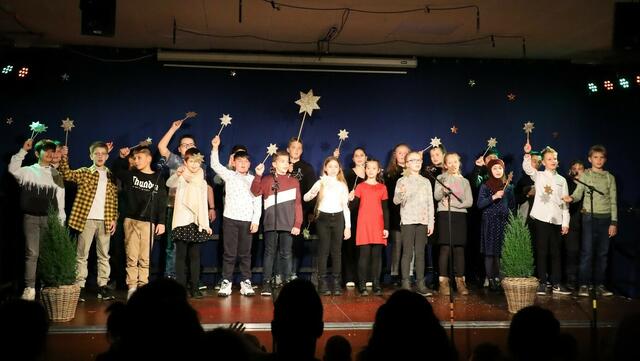 Die 5 a der Realschule Hepel begeisterte mit Weihnachtsliedern. | Foto: Jutta Gelhausen
