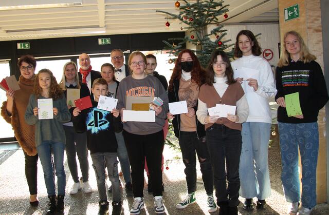 Die Gesamtschüler*innen hatten sich an der Spendenaktion beteiligt und persönliche Weihnachtskarten geschrieben und gemalt. (v.l.h: Schulleiterin Kirsten Wallbaum-Buchholz, Vertrauenslehrerin Julia Limbach, Ralf Wasser und Achim Krumm von Wir helfen vor Ort sowie Schüler der Schülervertretung.            | Foto: Irmgard Kahlau-Müller