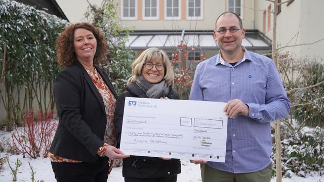 Weihnachts-Überraschung von den Stadtwerken Troisdorf: Stadtwerke-Geschäftsführerin Andrea Vogt (Mitte) überreicht einen Spendenscheck über 5.000 Euro an Hospizleiter Martin Keßler (rechts) und Jessica Holdefehr (links).  | Foto: Stadtwerke