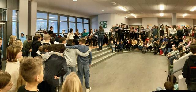 Konzert  im Gebäude C der Gesamtschule mit Schulband und dem Chor der Lehrerinnen und Lehrer. | Foto: © Gesamtschule Marienheide
