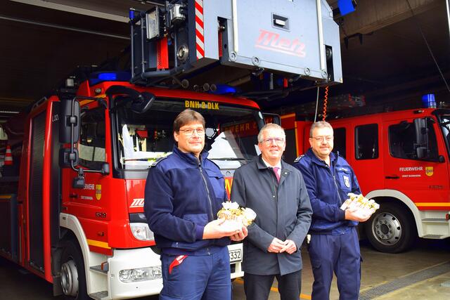 365 Tage im Jahr und 24 Stunden stehen sie bereit, die Kameradinnen und Kameraden der Freiwilligen Feuerwehr. Dafür gab es eine „Danke schön“ von Bürgermeister Christoph Becker (Mitte) stellvertretend für den Bornheimer Wehrführer Wolfgang Breuer (rechts) und Herseles Löschgruppenführer Jürgen Pacholke.  | Foto: fes