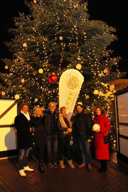 Freuen sich über den Erfolg der Weihnachtsbaum-Spendenaktion (von rechts): Claudia Eich, Christoph Nöfer, Sabine Hoffmann, Christian Lohmar sowie Stephanie und Nunzio Orefice.  | Foto: Rotary