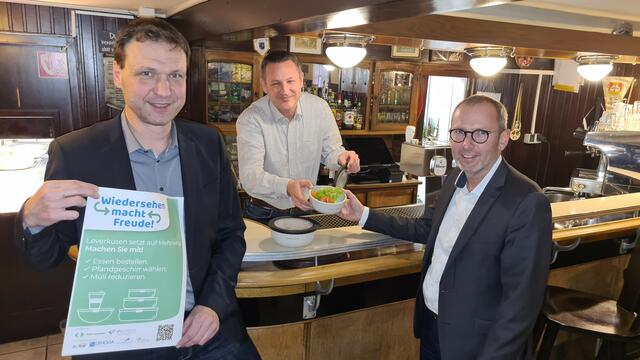 Wiedersehen macht Freude! WfL-Geschäftsführer Markus Märtens (rechts), Umweltdezernent Alexander Lünenbach (links) und Hagen Norhausen, Gastronom und Kreisvorsitzender des Deutschen Hotel- und Gaststättenverbands (DEHOGA), werben für das Förderprogramm Mehrwegverpackungen. | Foto: Stadt Leverkusen