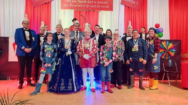 Das Siegburger Kinderprinzenpaar mit Adjutanten und Gefolge. | Foto: Nelles