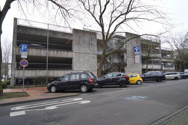 Ene Mene Muh ... und raus bist Du!: Von den elf Bäumen die das Parkhaus Josefstraße umsäumen müssen vor dem Abriss des maroden Gebäudes zwei Bäume, einige Hecken und eine Konifere entfernt werden.  | Foto: Stadt Frechen