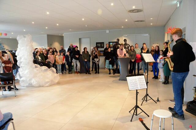 Die Vernissage der Ausstellung stieß bereits auf großes Interesse. Bürgermeisterin Larissa Weber eröffnete sie.                      | Foto: Schule