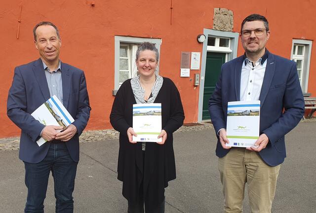V.l.n.r. Frank Herhaus (Vorsitzender des Trägervereins der LEADER-Region), Heike Brand (Regionalmanagerin), Jörg Bukowski (Stellvertretender Vorsitzender).                                                        | Foto: Verein KVO