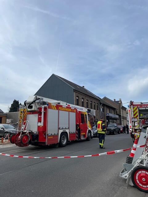 Tatort Gladbacher Straße: Die Polizei Rhein-Erft-Kreis hat nach der Sprengung des Geldautomaten umfangreiche Ermittlungen eingeleitet. | Foto: A.Thiele