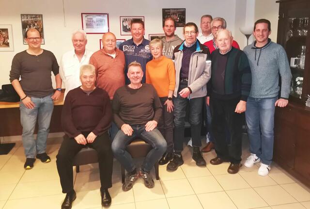 Bewährte und neue Gesichter im VVR-Vorstand: Jürgen Krebs und Karl Pütz-Kurth (vo., v.l.), Wolfgang Ropertz, Achim Apelt, Manni Dorschler, Benno Salloth jr., Maria Eichel-Wilke, René Schneider, Reinhard Eichel, Marco Schäfer, Wolfgang Hopp, Kurt Blank und Benjamin Bornhöft (stehend, v.l.). | Foto: VVR