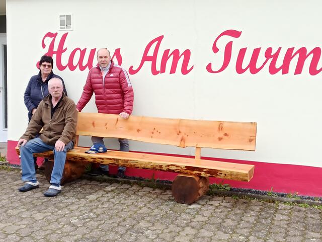 Marita Lang, Klaus Niggemann und Günter Engels (von links) präsentierten am „Haus Am Turm“ die neue Rösberger Ruhebank.  | Foto: fes