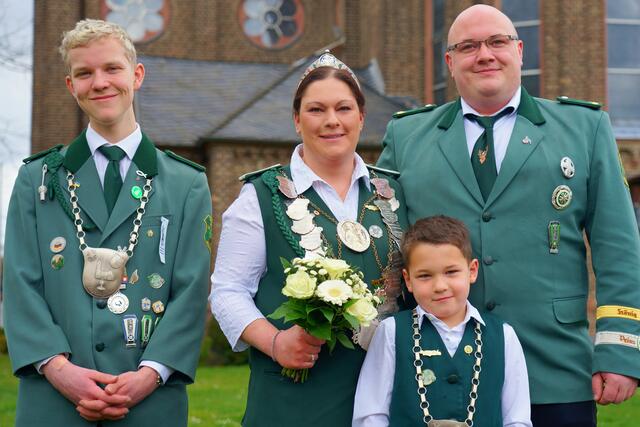Die Majestäten freuen sich auf das Schützenfest: (v.l.) Jugendprinz Maximilian Hinkel, Schützenkönigin Tanja Deinert mit Prinzgemahl Stefan Deinert, vorne Miniprinz Niklas Deinert.  | Foto: Albert Groß