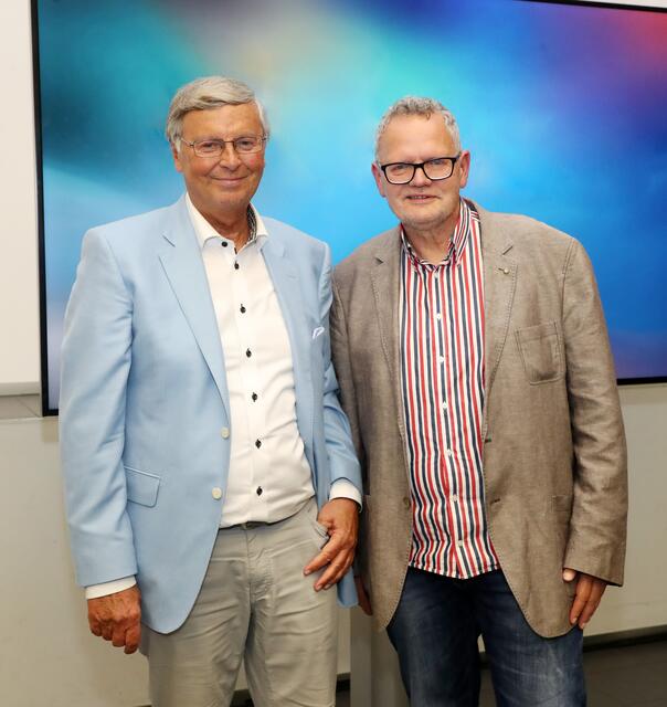 Der frühere Politiker Wolfgang Bosbach (li.) und Sportjournalist Uli Potofski stellen ihr gemeinsames Buch vor. | Foto: Veranstalter