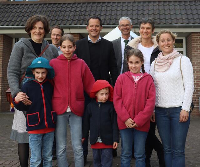  Bürgermeister Frank Keppeler gratulierte den Preisträgerinnen: Annika Flues (1.v.l.), Ulrike Meyer (2.v.r.) und Dr. Kristina Dickomeit (1.v.r.).  | Foto: Stadt Pulheim