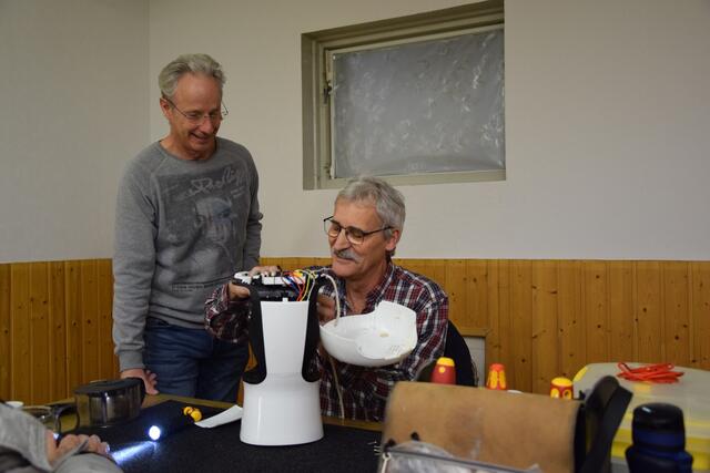 Für die Ehrenamtlichen ist 
kaum ein Problem zu groß:
 Sei es eine defekte
 Nähmaschine, ein kaputter Staubsauger oder eine
 Lampe mit Wackelkontakt – 
nahezu alle Besucher gehen
 mit ihrem funktionstüchtigen Gerät auch wieder
 nach Hause.  | Foto: Stadt Bedburg
