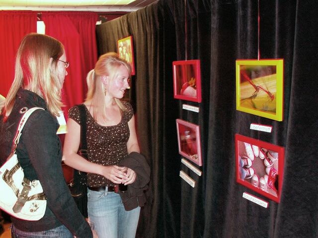 Wie alles begann: die Ausstellung in der Kleinen Bühne im Jahr 2008. Ab dem 3. Juni ist die „Junge Kunst“ wieder im Stadthaus zu sehen.  | Foto: Szene 93