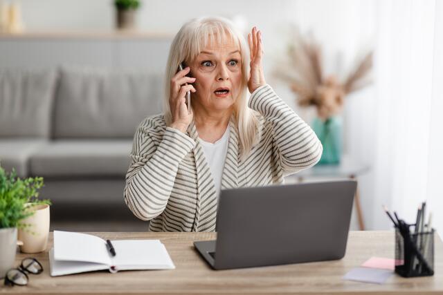 Immer wieder kommt es zu „Schockanrufen“, oft bei Senioren und Seniorinnen. Ihnen wird am Telefon die Notlage eines Verwandten geschildert - im jüngsten Fall in Brühl wurde der Frau vorgegaukelt, sie müsse sofort eine Kaution für den inhaftierten Sohn rausrücken, weil der ein Kind totgefahren habe und nun in Haft sitze. | Foto: AdobeStock_Prostock-studio