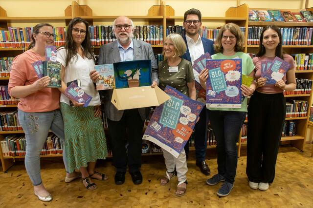Auftakt zum Sommerleseclub (von links:) Birte Wulf-Hipperson (Bücherei), Monika Flieger (Rheinbach liest e.V.), Karl Heinz Kerstholt (stellv. Bürgermeister), Gabriele Funke (Bücherei), Marcel Richter (Raiffeisenbank Rheinbach Voreifel), Daniela Hahn (Ltg. Bücherei St. Martin) und Juliane Stoye (Live St. Martin).  | Foto: Bücherei St. Martin