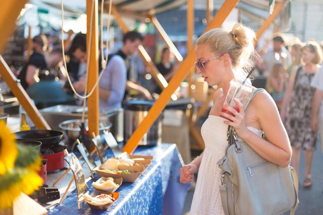 Mexikanisch, amerikanisch, französisch oder doch lieber die deutsche Hausmannskost? Auf dem „Street Food & Music Festival“ kann sich jeder von ausgefallenen Gerichten begeistern lassen. | Foto: Kasto/stock.adobe.com
