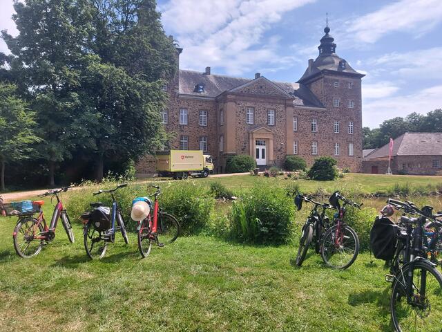 Auf Tour zu den Burgen im Gebiet der Stadt Euskirchen - zum 31. Mal konnten Bürgerinnen und Bürger diese Fahrt mit der Stadt machen. | Foto: Stadt Euskirchen