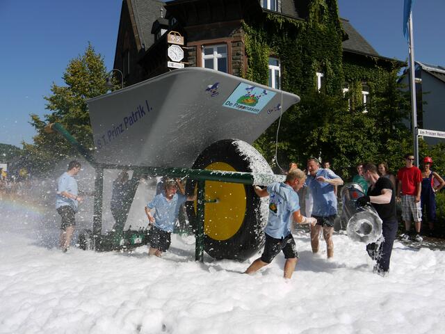 Am 6. August steigt wieder das Sommerspektakel Schubkarrenrennen in der „Republik“ Morsbach.                           | Foto: Christoph Buchen