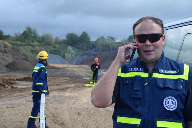 THW-Jugendwart Sven Söhnge aus Bornheim koordiniert die Einsatzkräfte. | Foto: fes